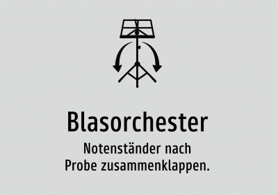 Blasorchester - Notenständer nach Probe zusammenklappen.