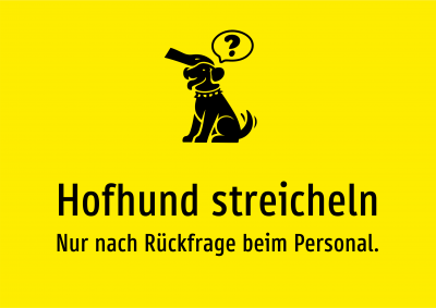 Hofhund streicheln - Nur nach Rückfrage beim Personal.