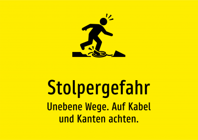 Stolpergefahr - Unebene Wege. Auf Kabel und Kanten achten.