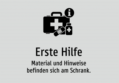 Erste Hilfe - Material und Hinweise befinden sich am Schrank.