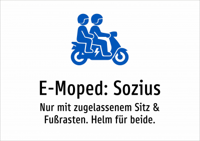 E-Moped: Sozius - Nur mit zugelassenem Sitz & Fußrasten. Helm für beide.