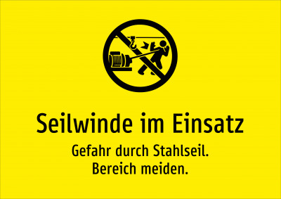 Seilwinde im Einsatz - Gefahr durch Stahlseil. Bereich meiden.
