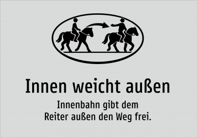 Innen weicht außen - Innenbahn gibt dem Reiter außen den Weg frei.