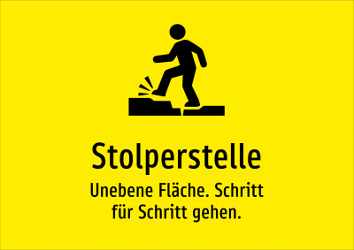 Stolperstelle - Unebene Fläche. Schritt für Schritt gehen.