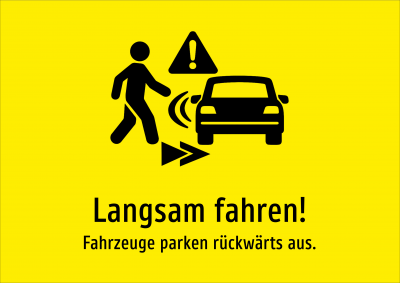 Langsam fahren! - Fahrzeuge parken rückwärts aus.