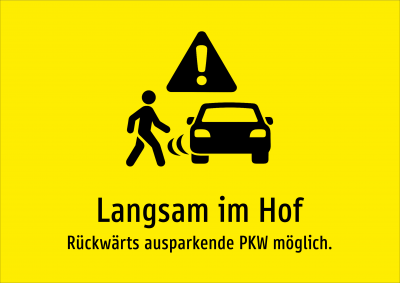 Langsam im Hof - Rückwärts ausparkende PKW möglich.