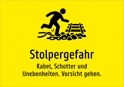 Stolpergefahr - Kabel, Schotter und Unebenheiten. Vorsicht gehen.