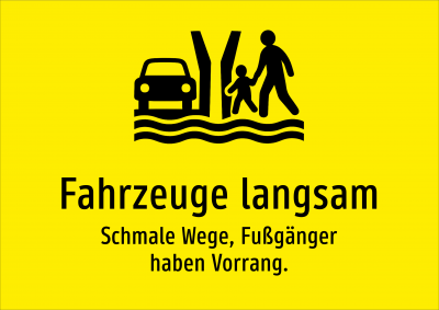 Fahrzeuge langsam - Schmale Wege, Fußgänger haben Vorrang.