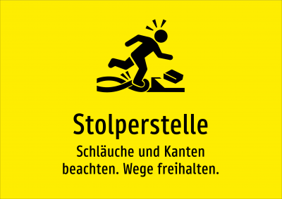 Stolperstelle - Schläuche und Kanten beachten. Wege freihalten.