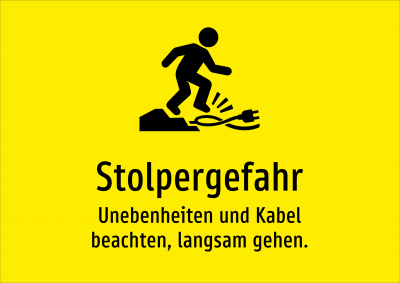 Stolpergefahr - Unebenheiten und Kabel beachten, langsam gehen.