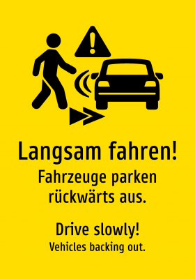 Langsam fahren! - Fahrzeuge parken rückwärts aus.